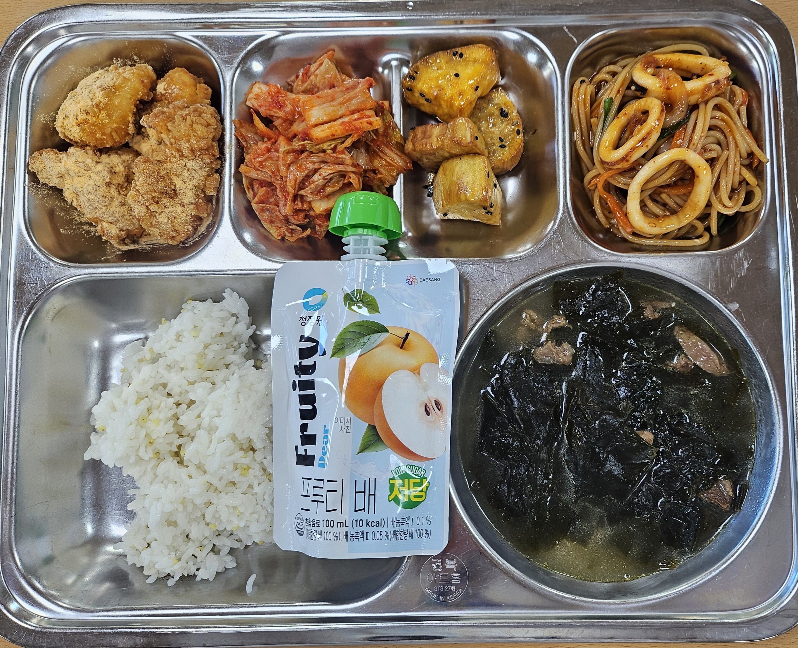 칼슘기장밥, 
상하이스파게티(반찬). (1.2.5.6.9.12.13.17.18)
쇠고기미역국. (5.6.8.9.10.16.18)
고구마맛탕. (5.13)
오븐라면땅순살치킨/치즈시즈닝 (1.2.5.6.15)
포기김치. (9)
프루티저당배 _이미지